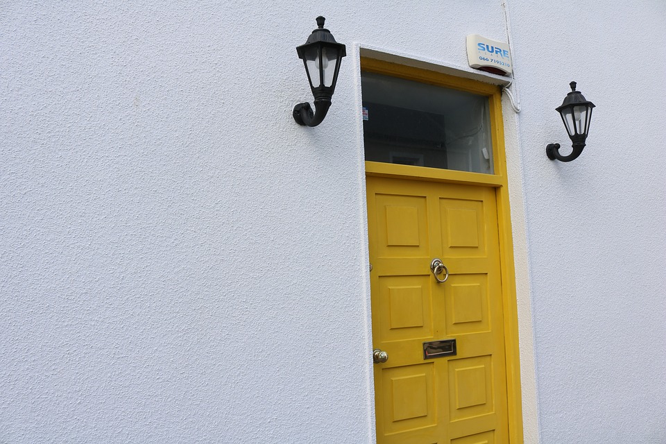 drzwi drewniane zółte